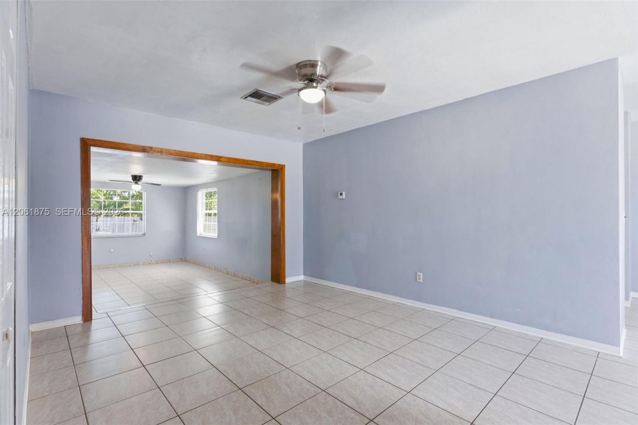 998 W 68th St, Hialeah, FL 33014 Photo