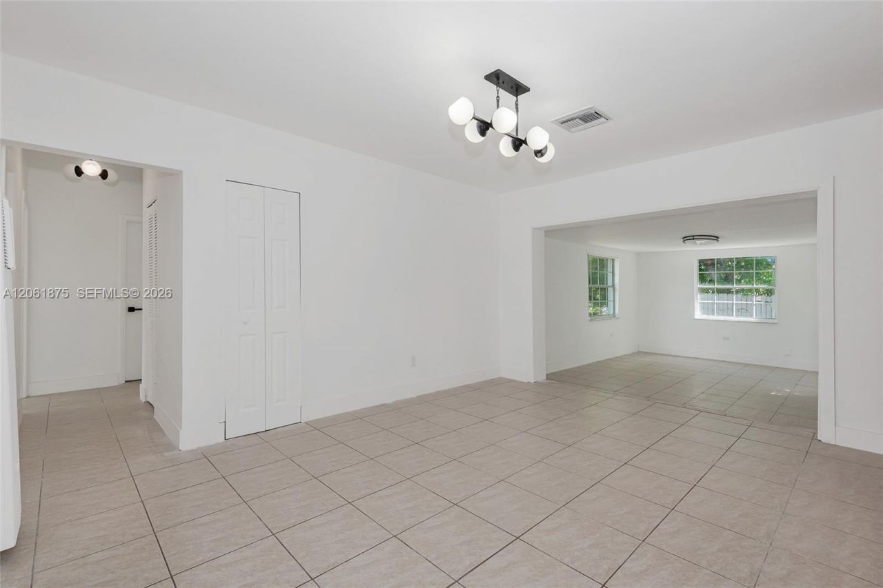 998 W 68th St, Hialeah, FL 33014 Photo