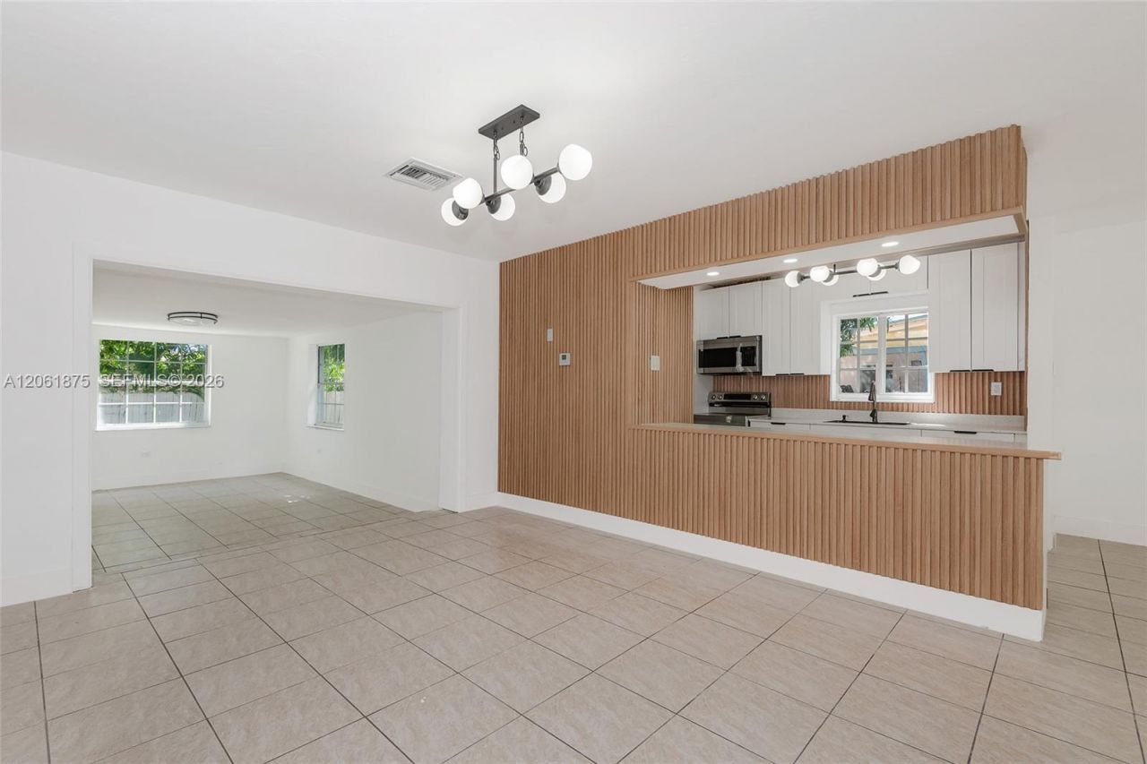 998 W 68th St, Hialeah, FL 33014 Photo