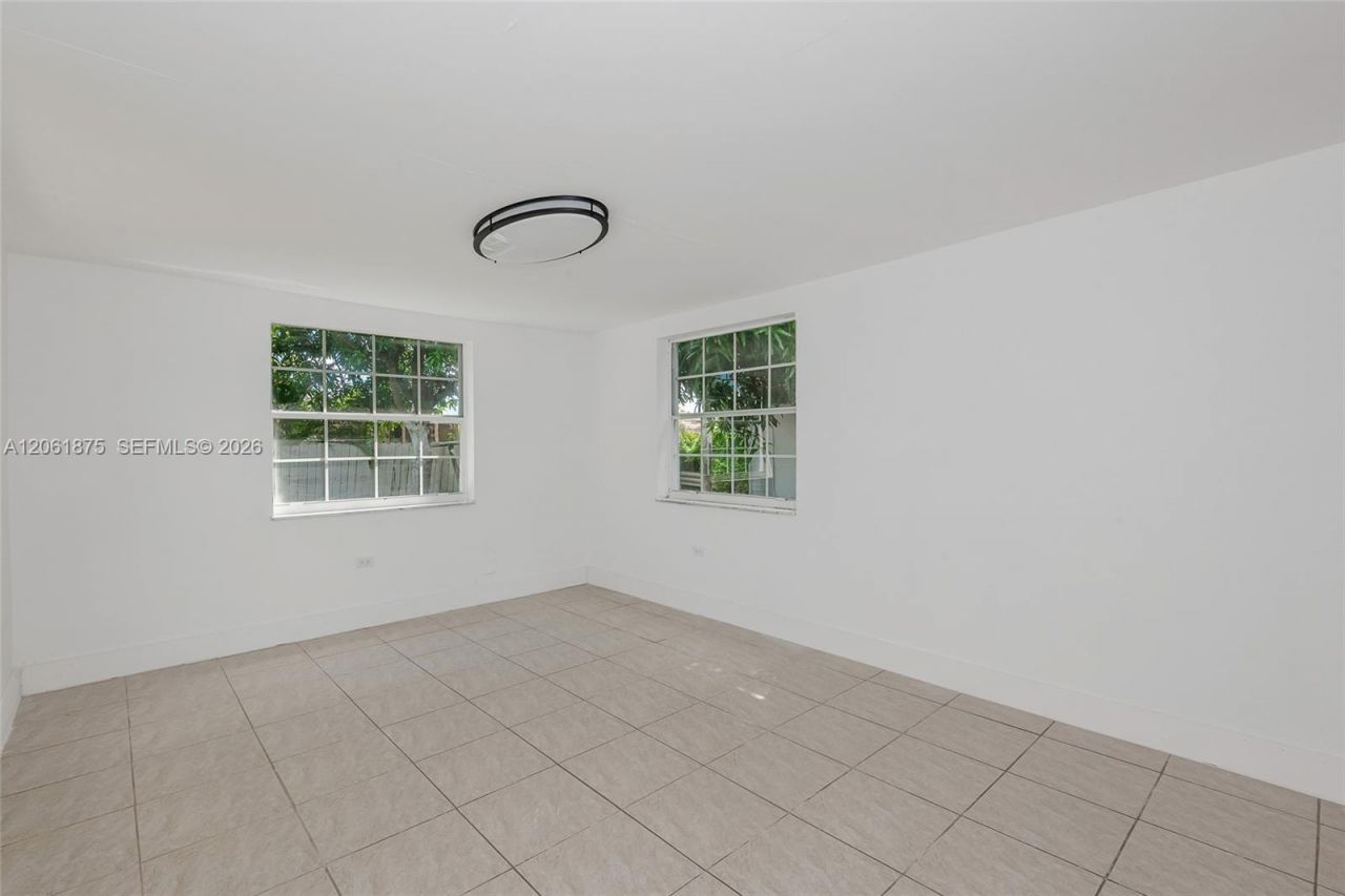998 W 68th St, Hialeah, FL 33014 Photo