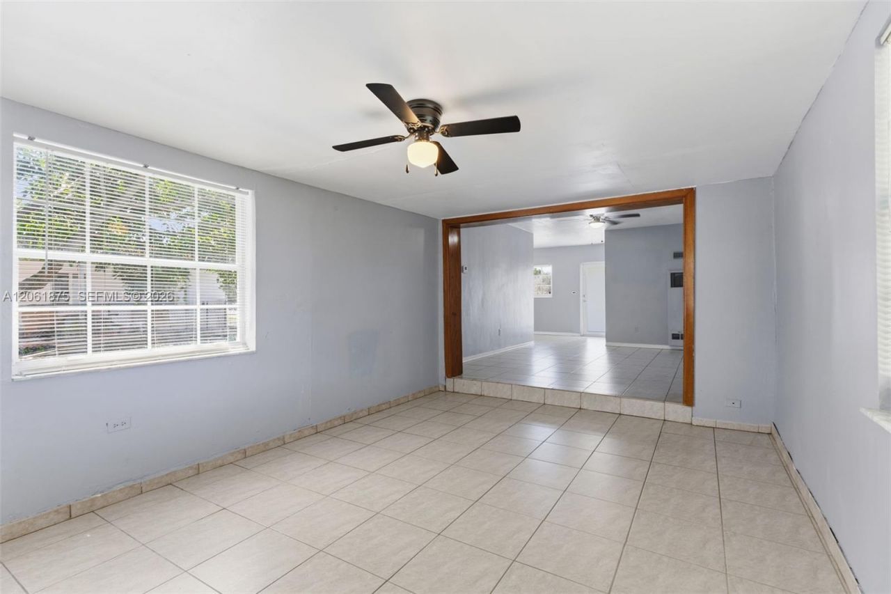 998 W 68th St, Hialeah, FL 33014 Photo