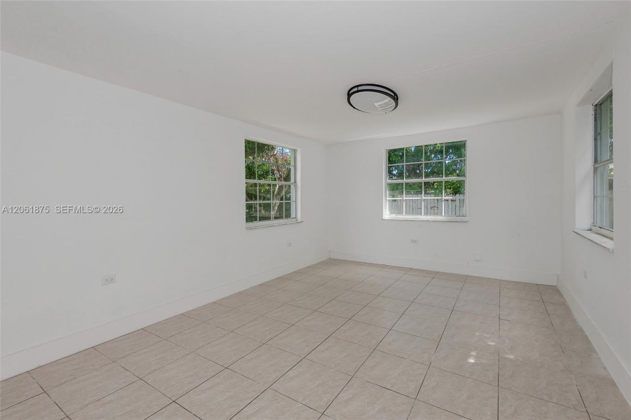 998 W 68th St, Hialeah, FL 33014 Photo