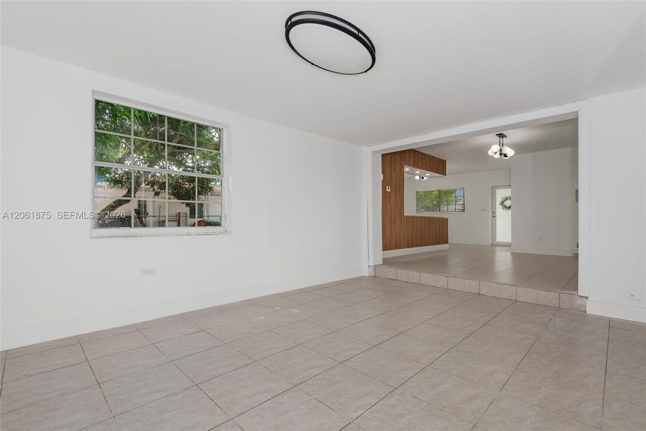 998 W 68th St, Hialeah, FL 33014 Photo