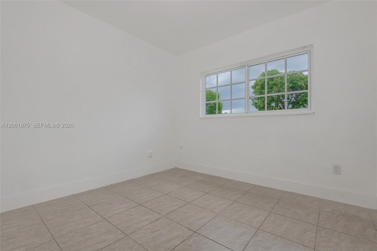 998 W 68th St, Hialeah, FL 33014 Photo