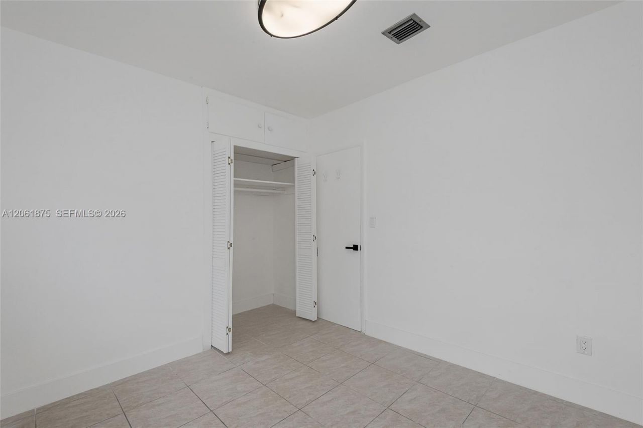 998 W 68th St, Hialeah, FL 33014 Photo