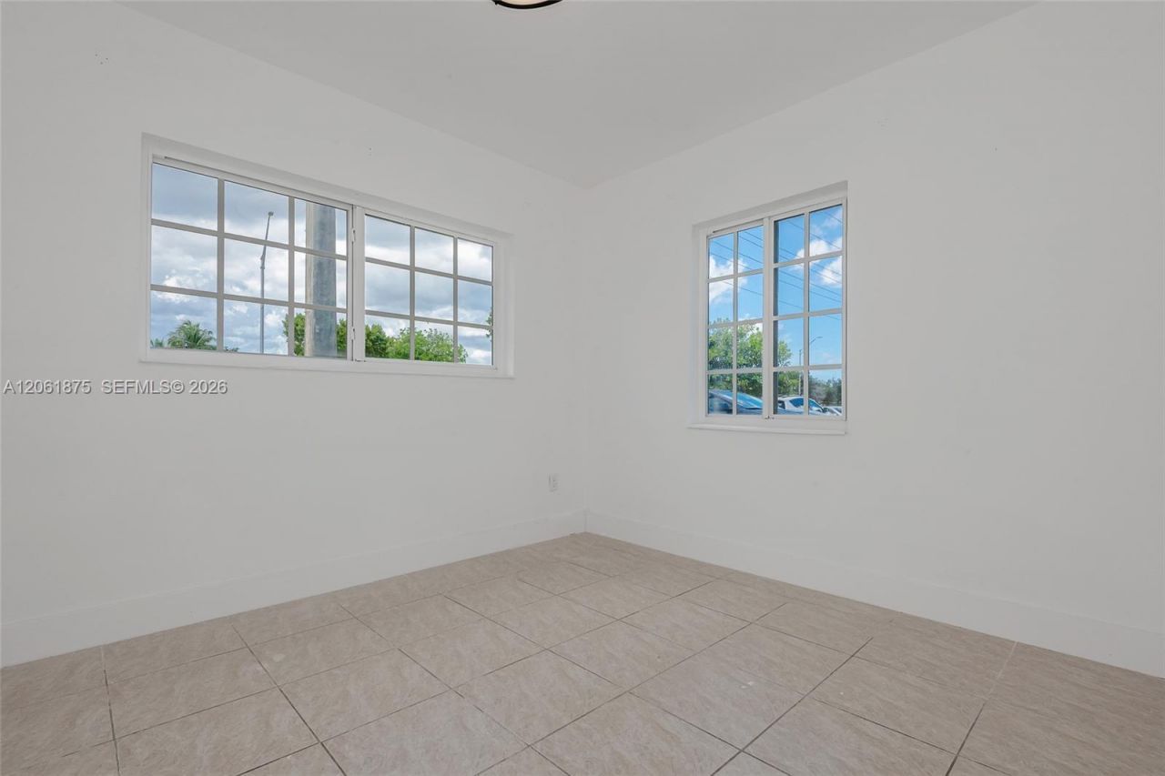 998 W 68th St, Hialeah, FL 33014 Photo