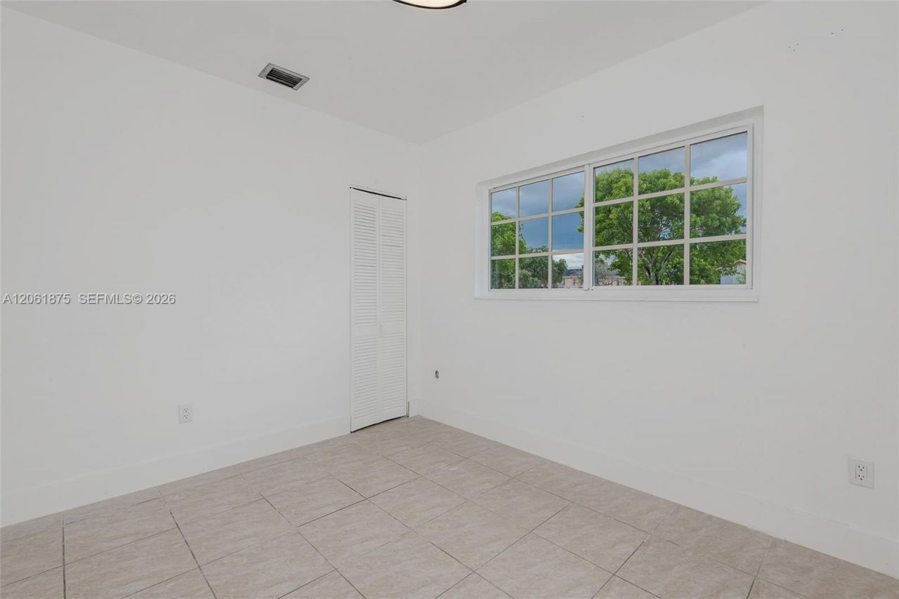998 W 68th St, Hialeah, FL 33014 Photo