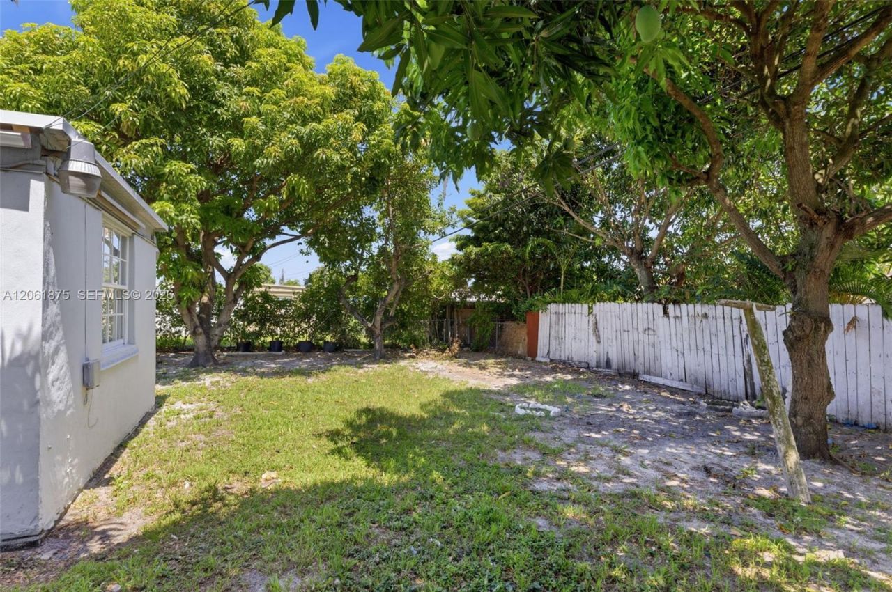 998 W 68th St, Hialeah, FL 33014 Photo