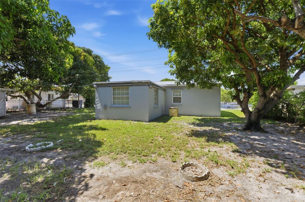 998 W 68th St, Hialeah, FL 33014 Photo