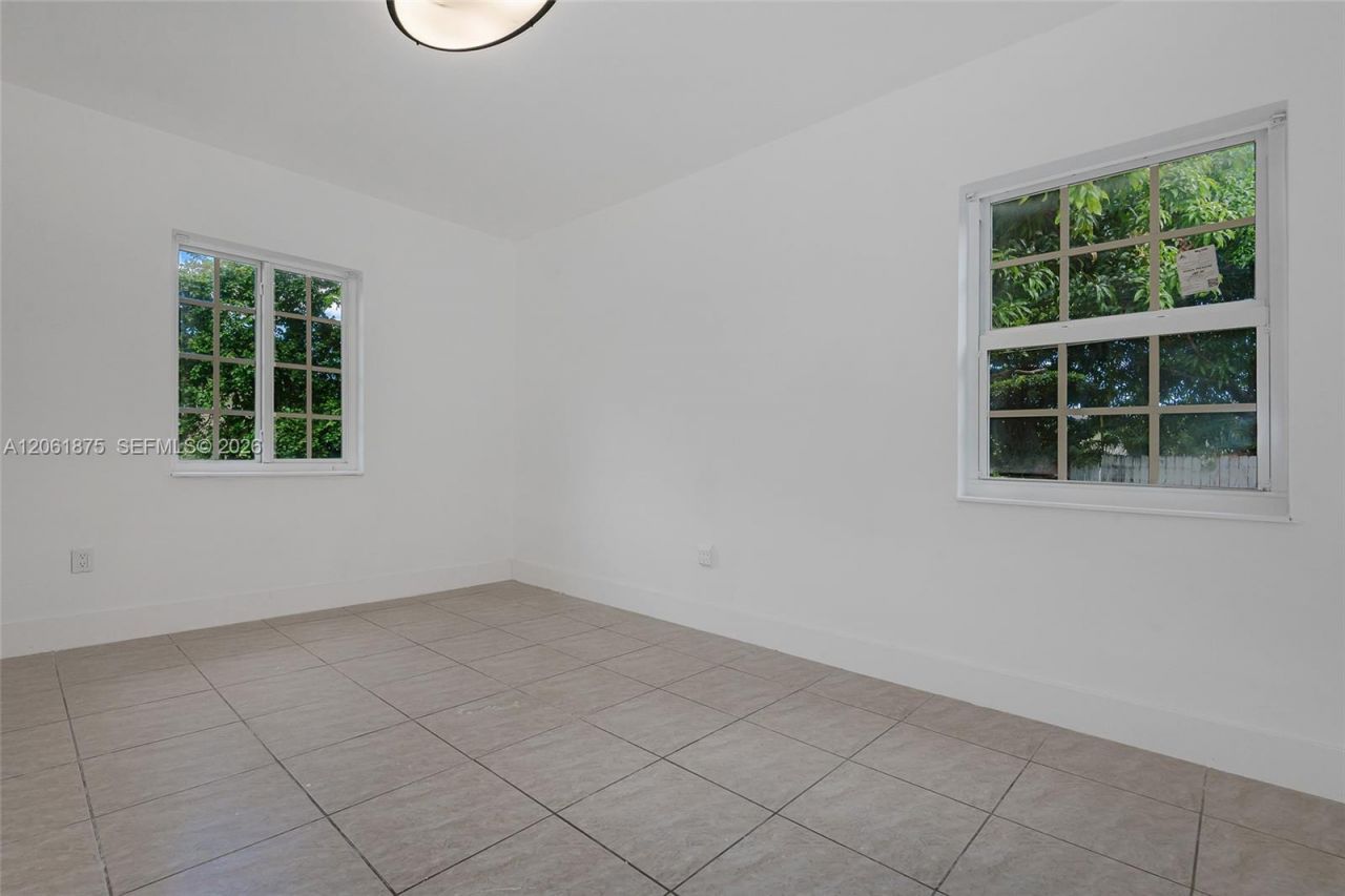 998 W 68th St, Hialeah, FL 33014 Photo