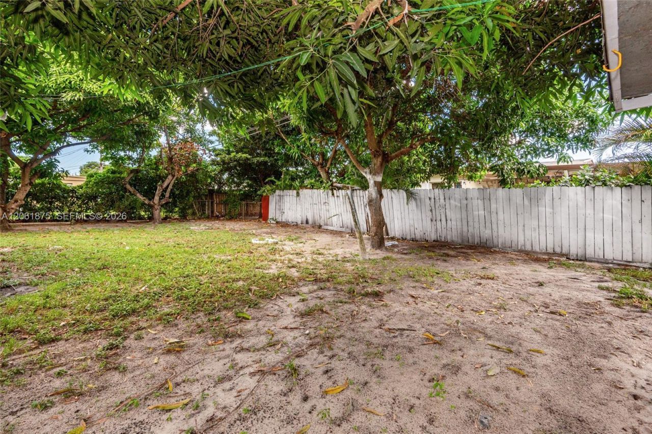 998 W 68th St, Hialeah, FL 33014 Photo