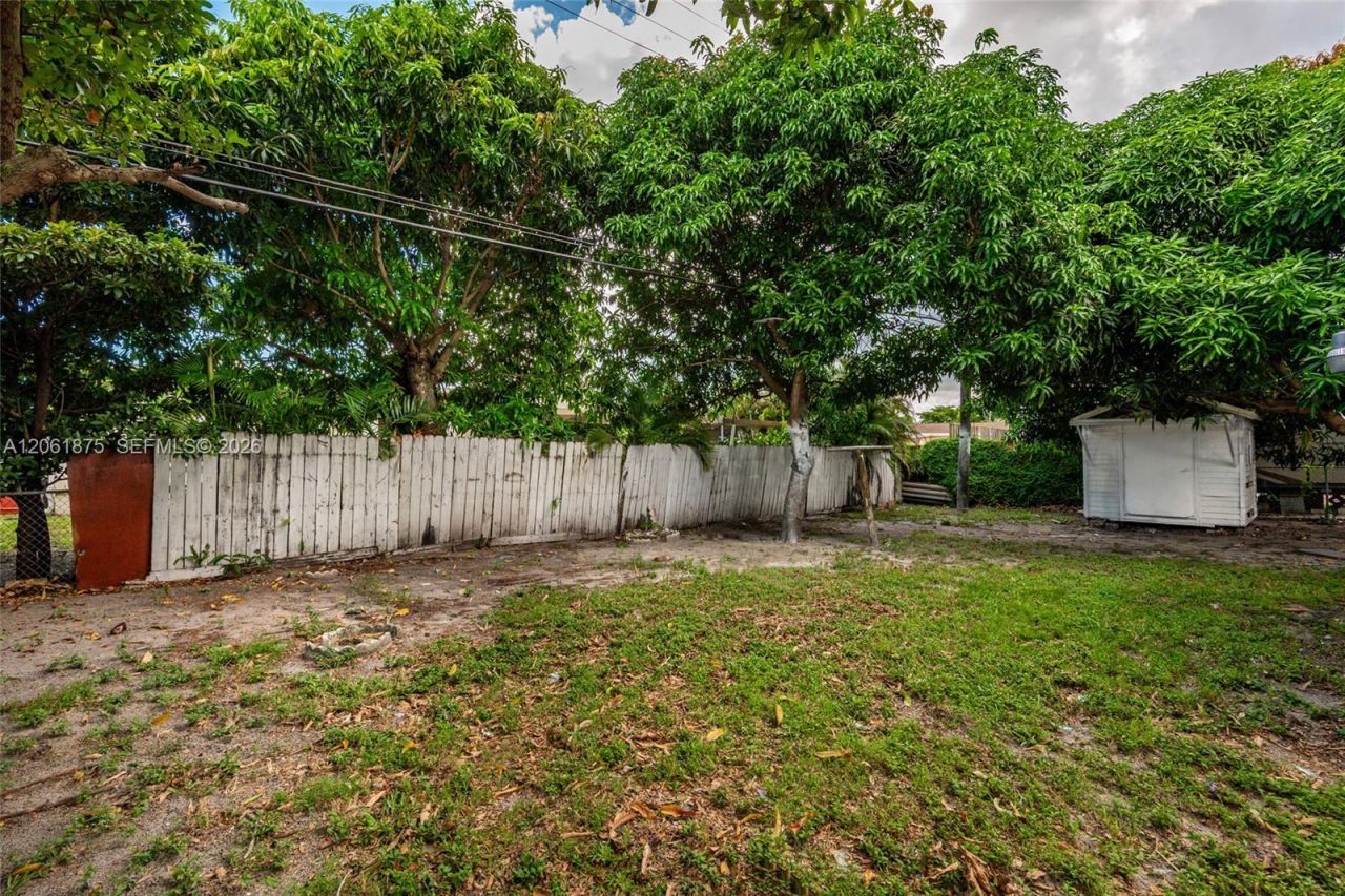 998 W 68th St, Hialeah, FL 33014 Photo