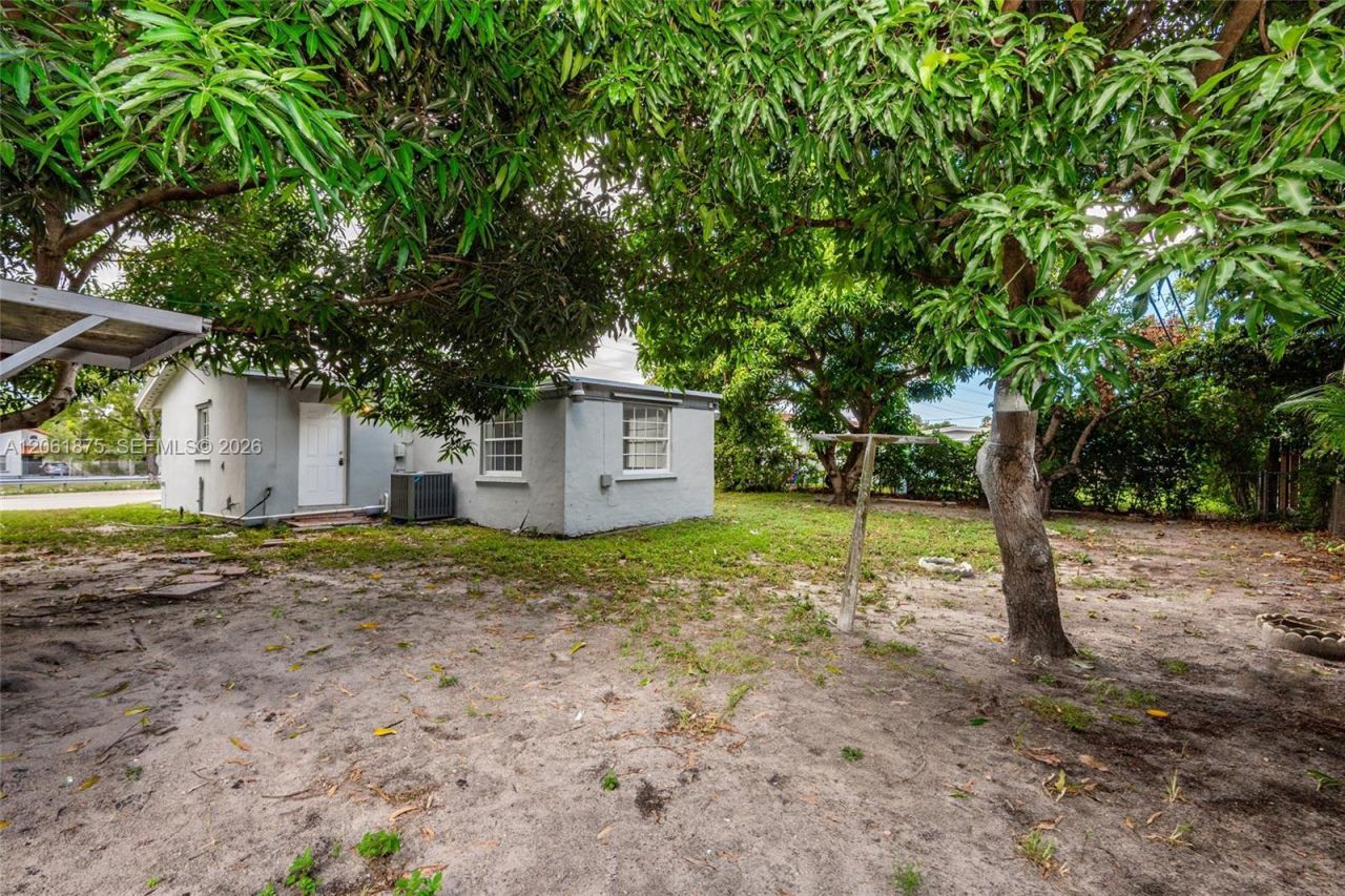 998 W 68th St, Hialeah, FL 33014 Photo