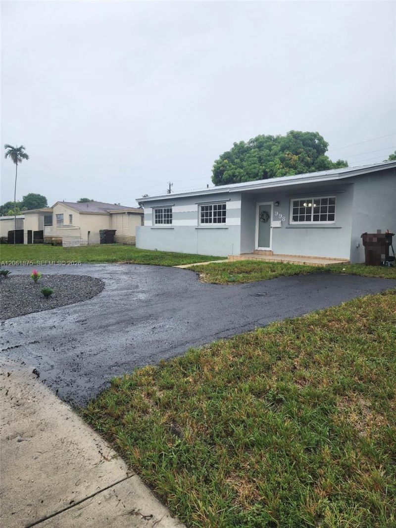 998 W 68th St, Hialeah, FL 33014 Photo