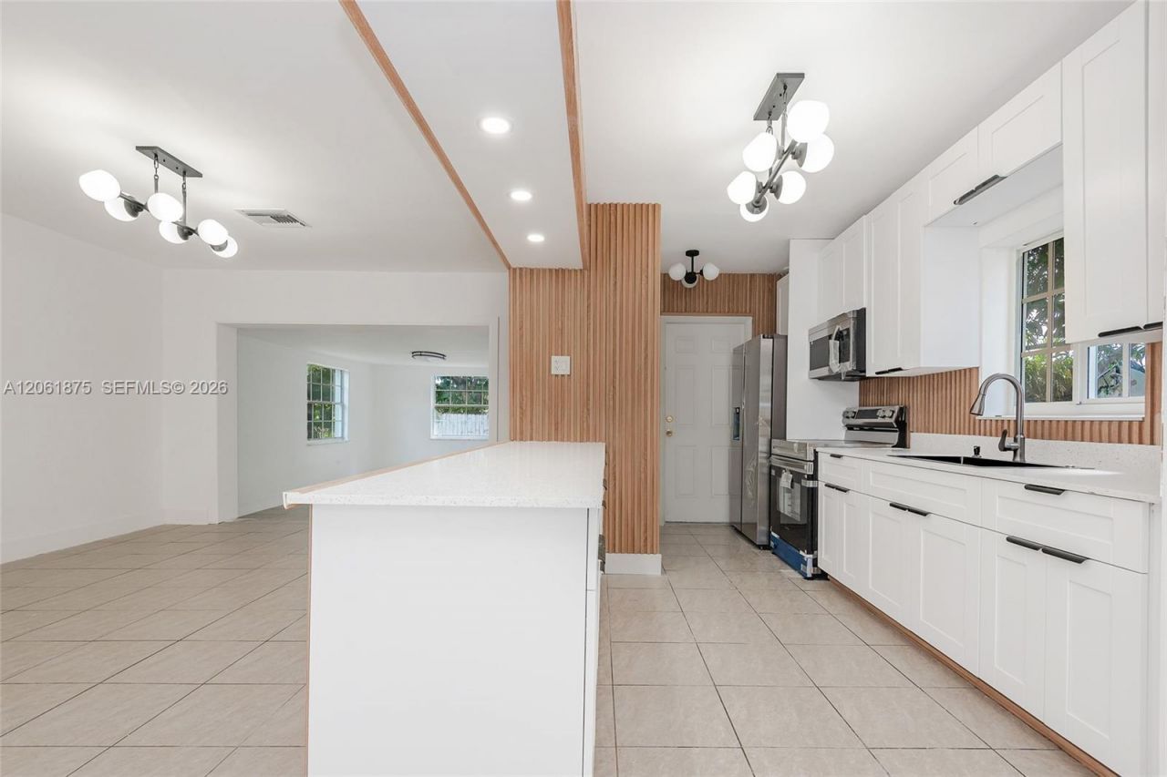 998 W 68th St, Hialeah, FL 33014 Photo