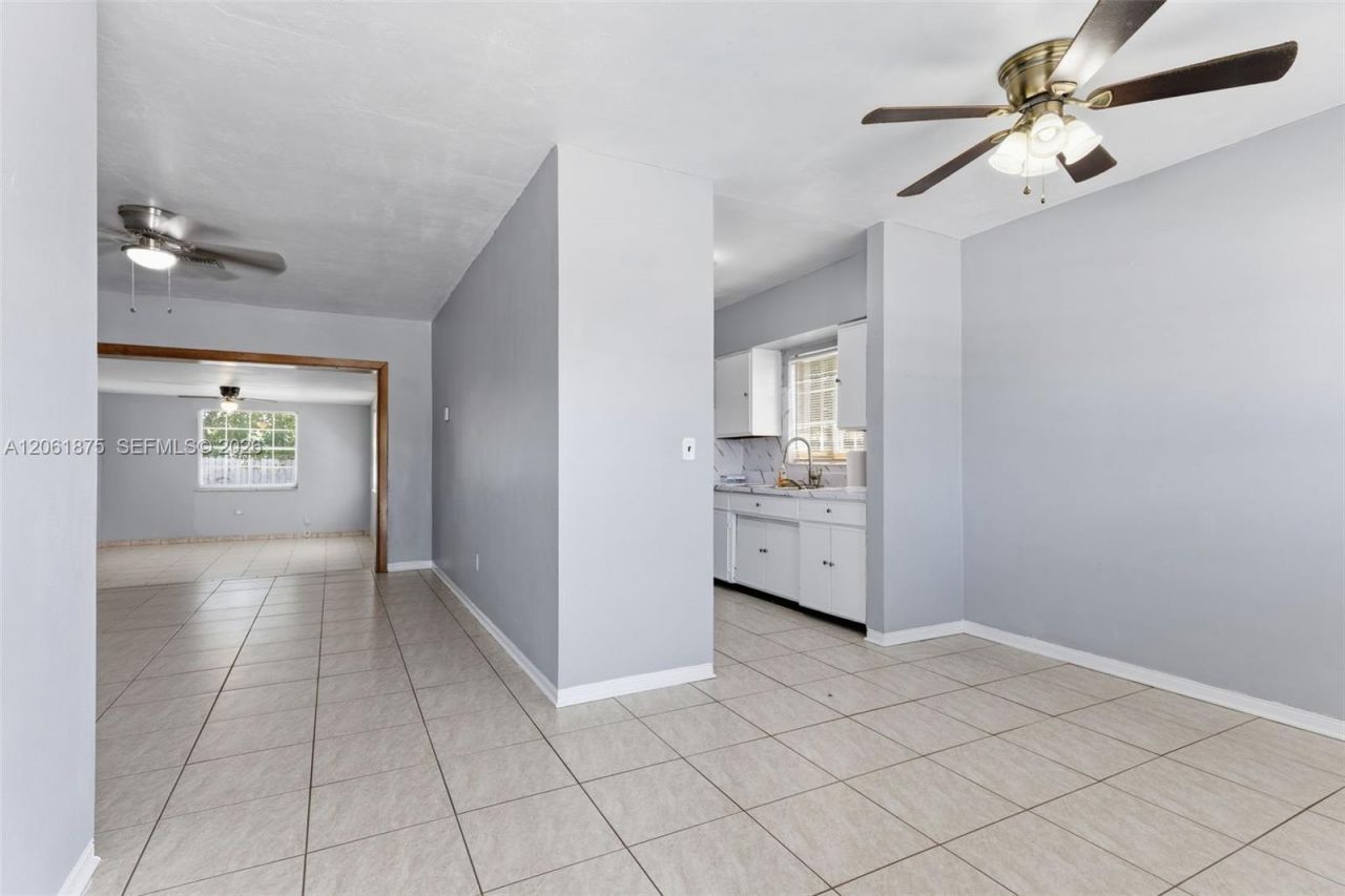 998 W 68th St, Hialeah, FL 33014 Photo