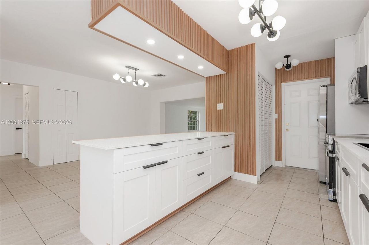 998 W 68th St, Hialeah, FL 33014 Photo