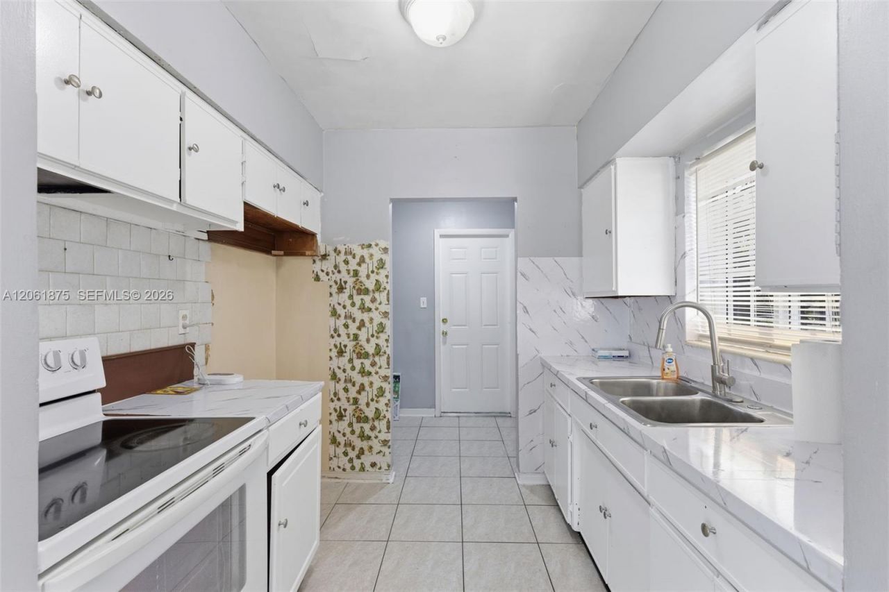998 W 68th St, Hialeah, FL 33014 Photo