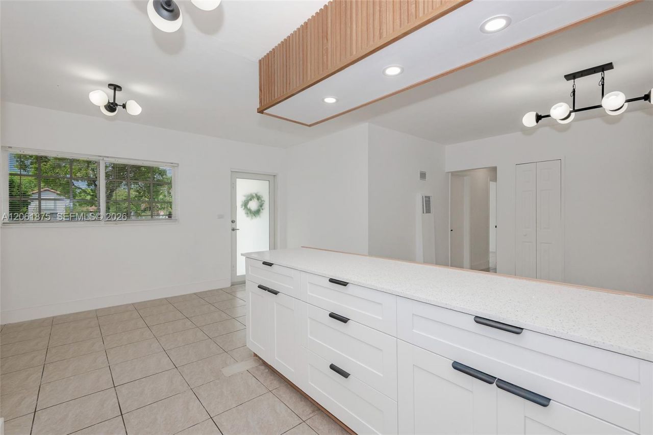 998 W 68th St, Hialeah, FL 33014 Photo