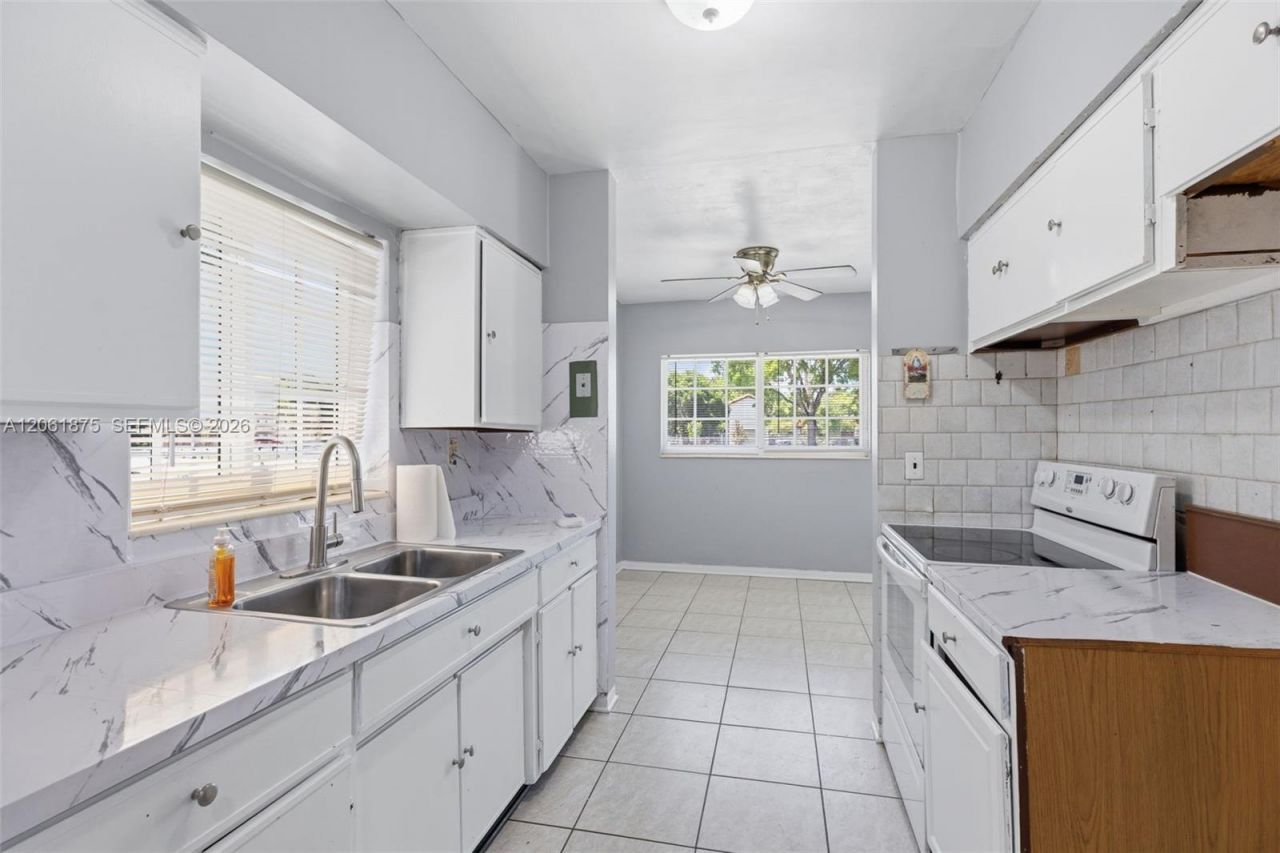 998 W 68th St, Hialeah, FL 33014 Photo