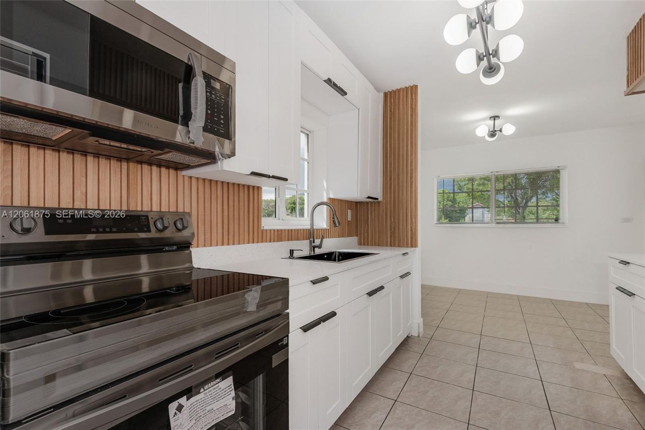 998 W 68th St, Hialeah, FL 33014 Photo