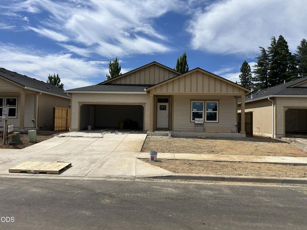 2223 Piazza Drive, Medford, OR 97501