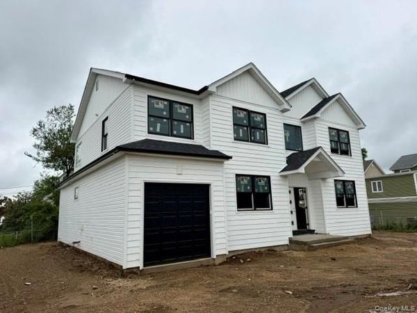 63 Vandewater Street , Farmingdale, NY 11735