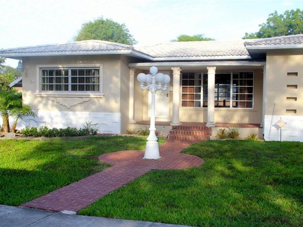 70 Hammond Dr , Miami Springs, FL 33166