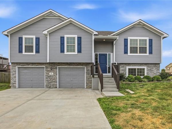 301 NE 192nd Terrace, Smithville, MO 64089