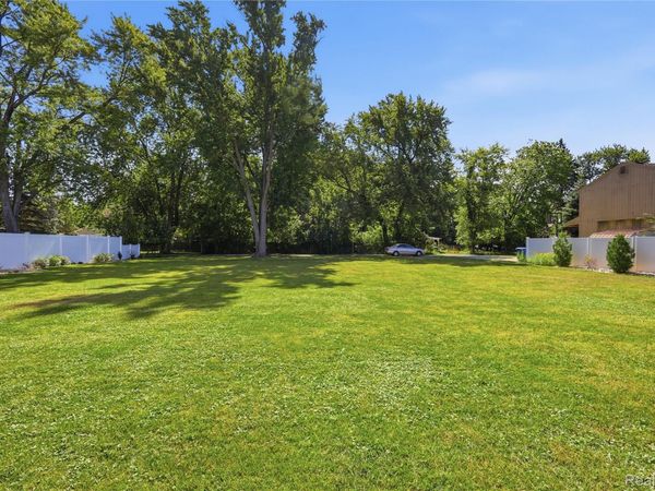 942 Iroquois Avenue, Waterford Township, Mi 48327