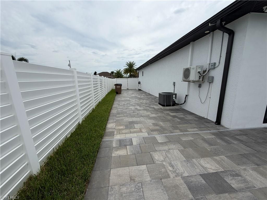 2044 NE 5th St, Cape Coral, FL 33909 Photo