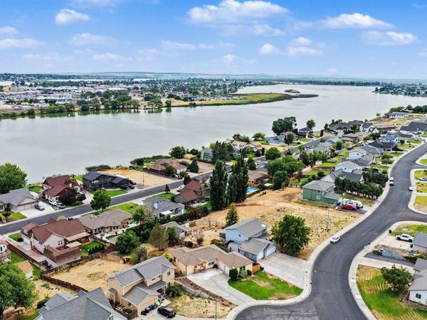 909 W Windrose, Moses Lake, WA 98837