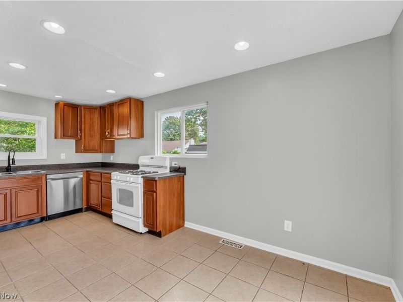 1083 Eastlake Drive , Eastlake, OH 44095 Photo 11
