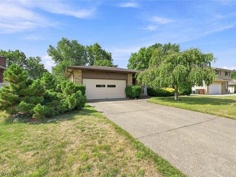 8001 Royalview Drive, Parma, OH 44129 Photo 2