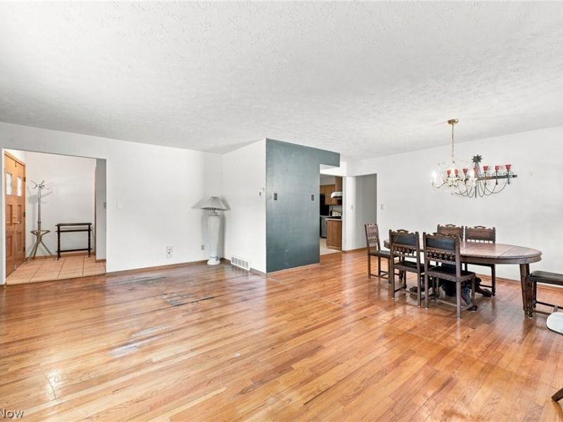 8001 Royalview Drive, Parma, OH 44129 Photo 4