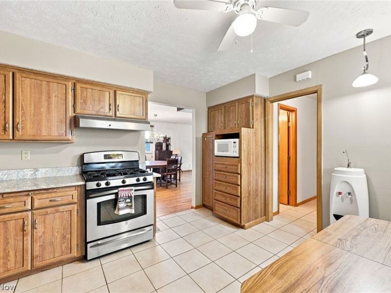 8001 Royalview Drive, Parma, OH 44129 Photo 8
