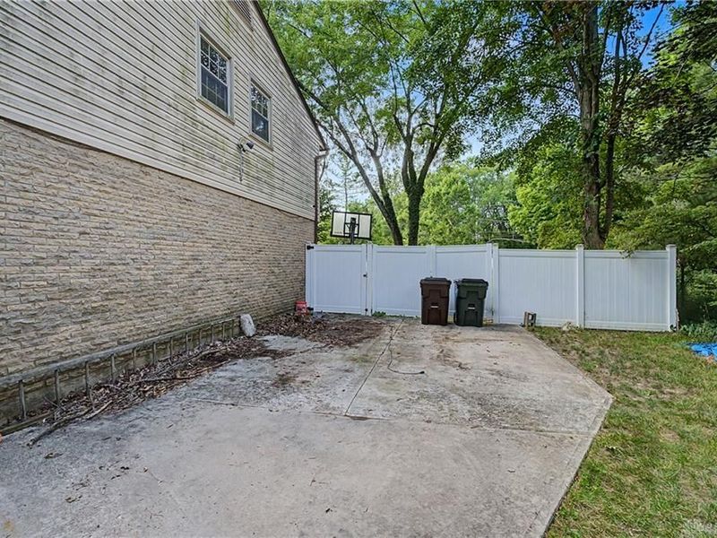 6631 Caldero Court, Clayton, OH 45415 Photo 3