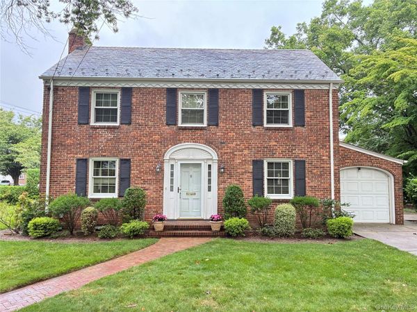 8 Orchid Street , Floral Park, NY 11001