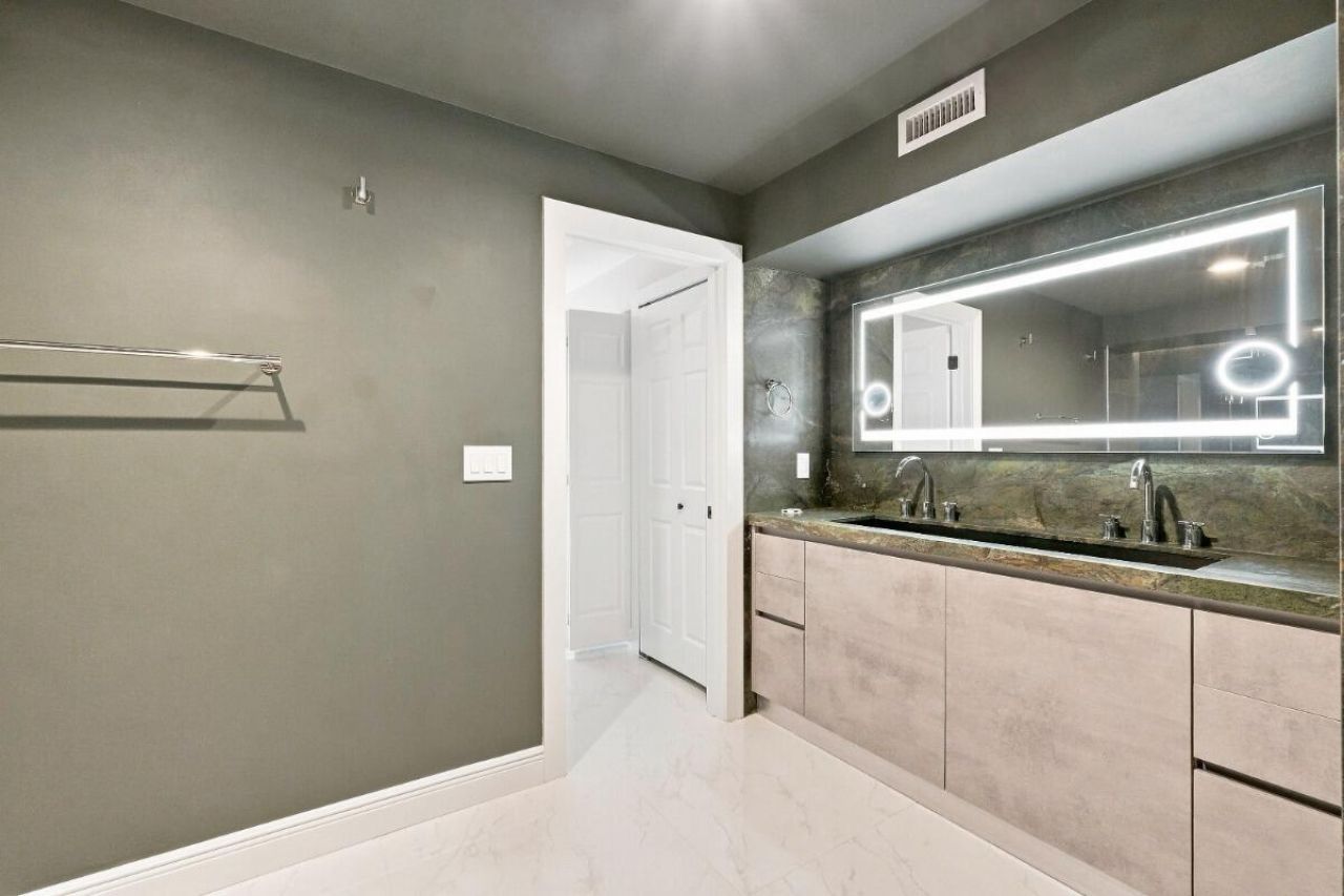 877 NE 195th Street, Unit 222, Miami, FL 33179 Photo