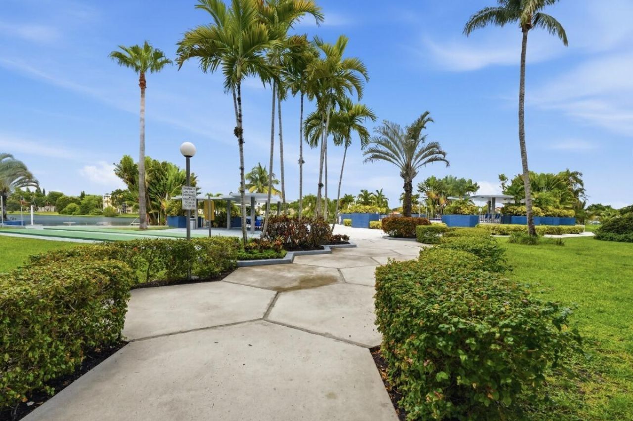 877 NE 195th Street, Unit 222, Miami, FL 33179 Photo