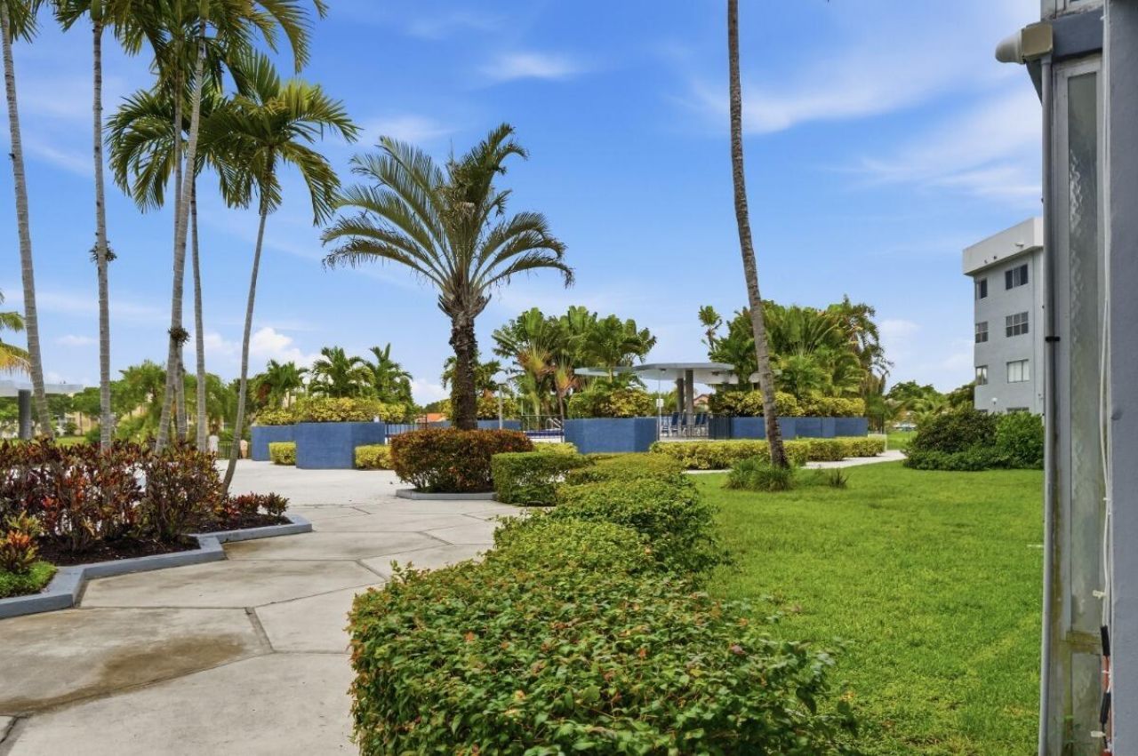 877 NE 195th Street, Unit 222, Miami, FL 33179 Photo