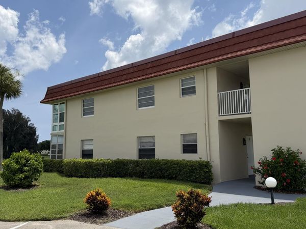 40 WOODLAND Drive, Unit 105, Vero Beach, FL 32962