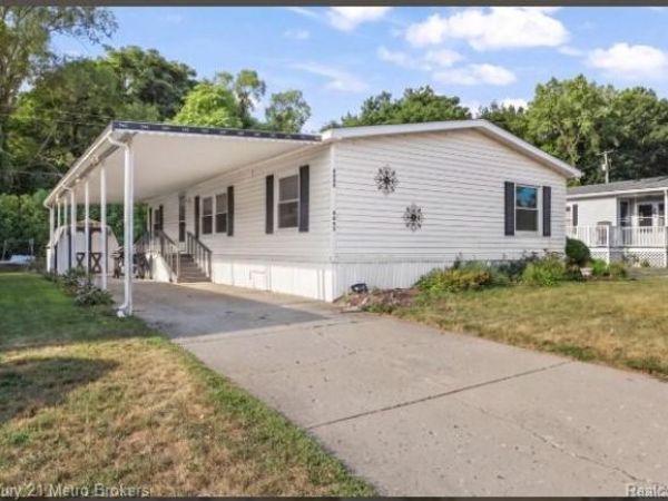 3053 E Bay Drive, Fenton, Mi 48430