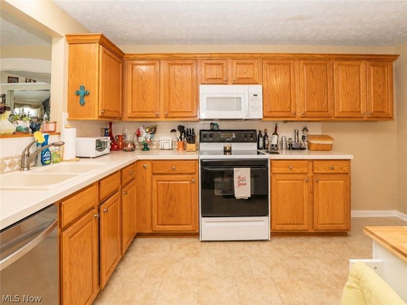 1643 Southpointe Circle NE, Canton, OH 44714 Photo 11