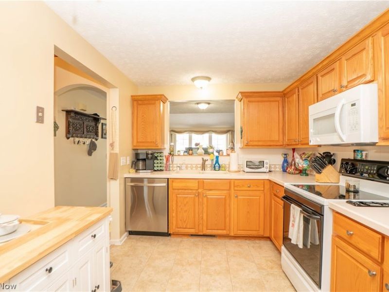 1643 Southpointe Circle NE, Canton, OH 44714 Photo 12