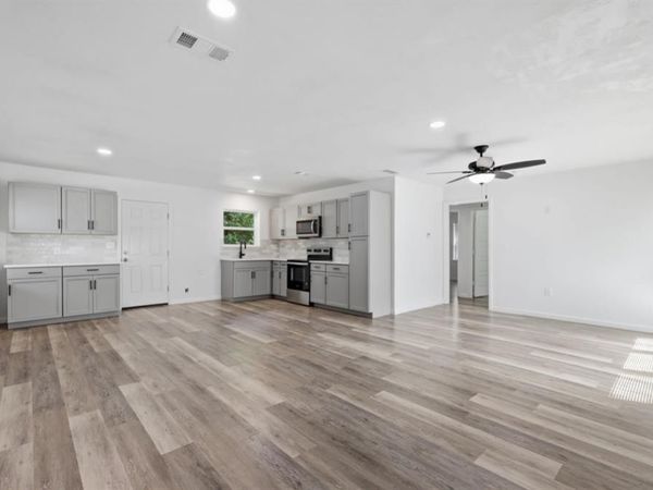 810 N Carrier Parkway, Grand Prairie, TX 75050
