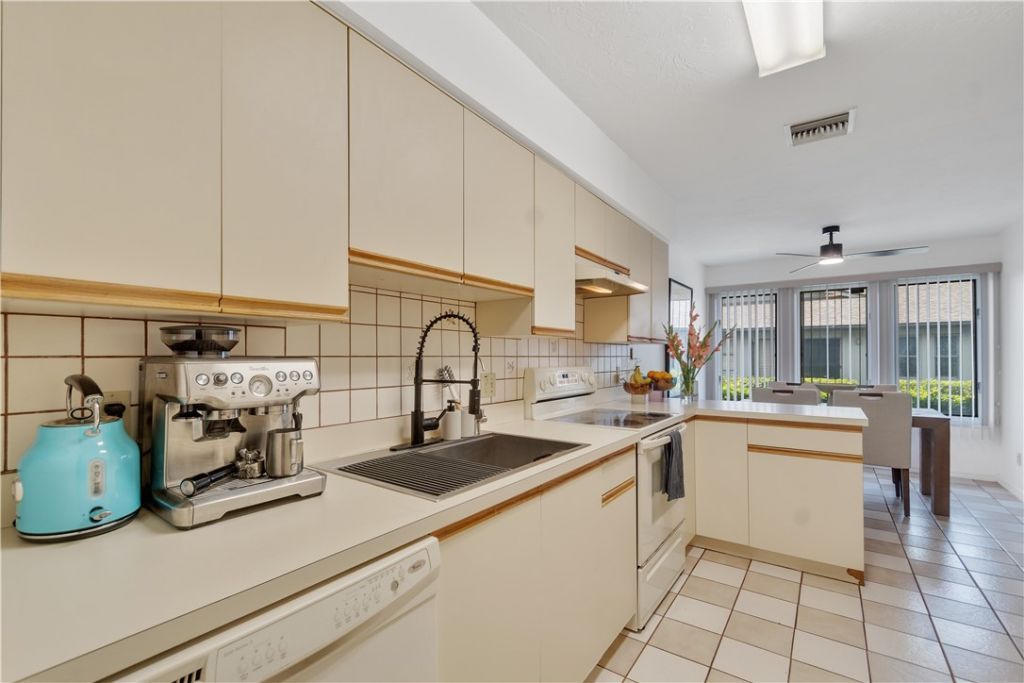646 Centre Court Sw, Unit 102, Vero Beach, FL 32962 Photo