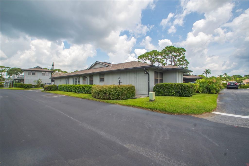 646 Centre Court Sw, Unit 102, Vero Beach, FL 32962 Photo