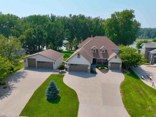707 LAKESHORE DR, McCook Lake, SD 57049
