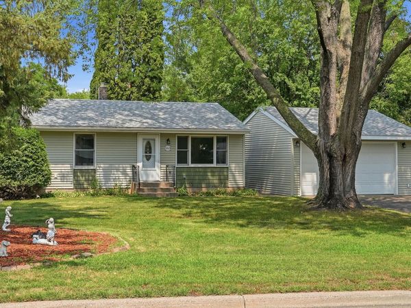 563 Shryer Avenue W, Roseville, MN 55113